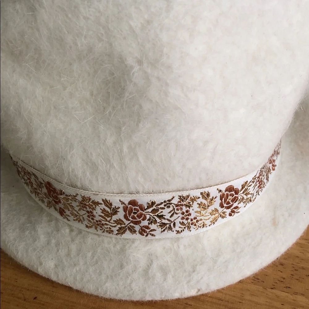 Woman’s Arrogate rare VTG 100% rabbit fur White bucket Hat with Floral band.